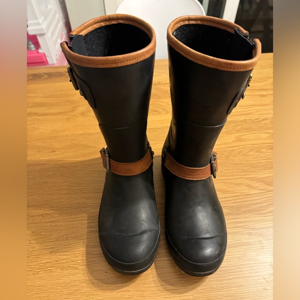 Sperry rain boots. Black. Size 6.